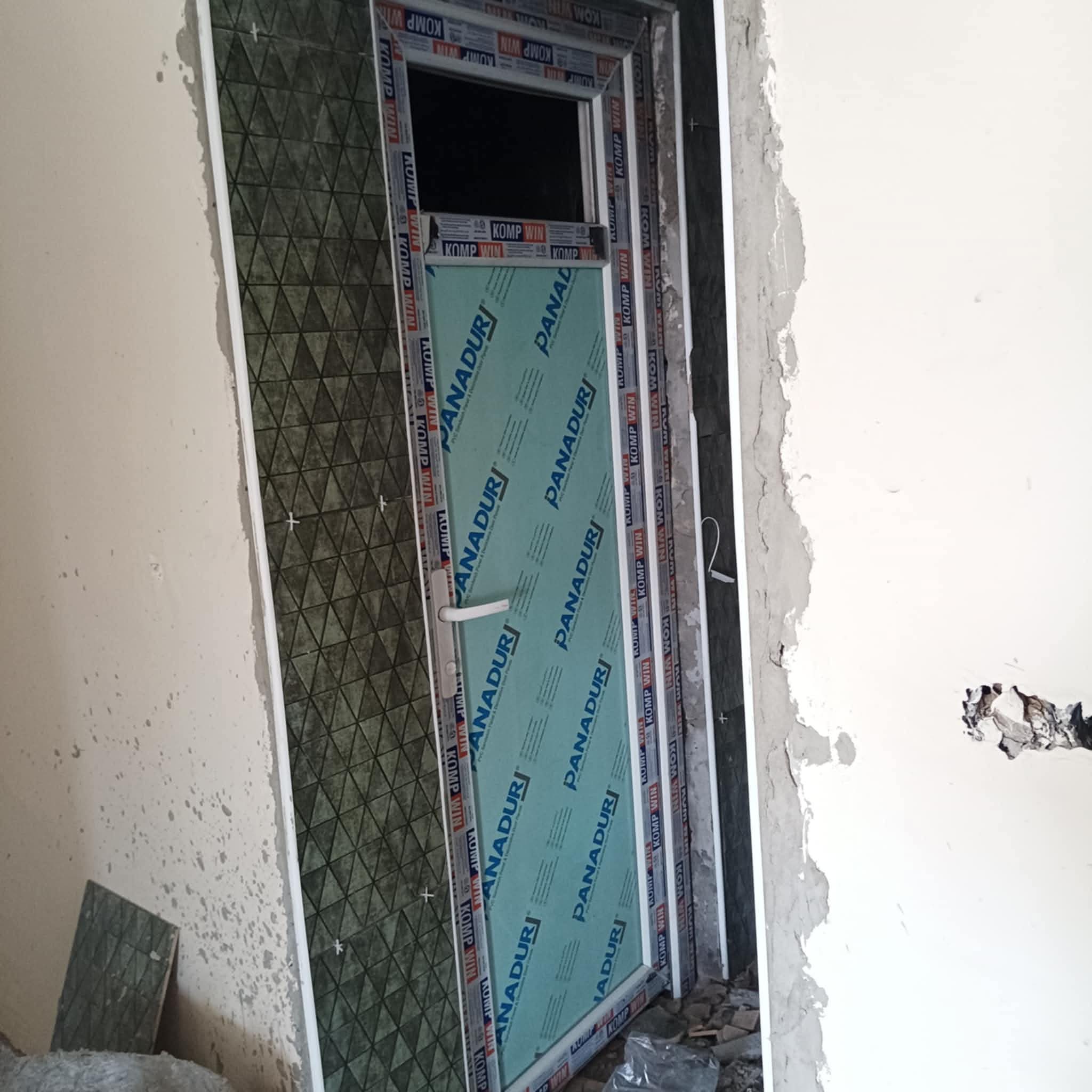 Bina girişinde PVC kapı montajı